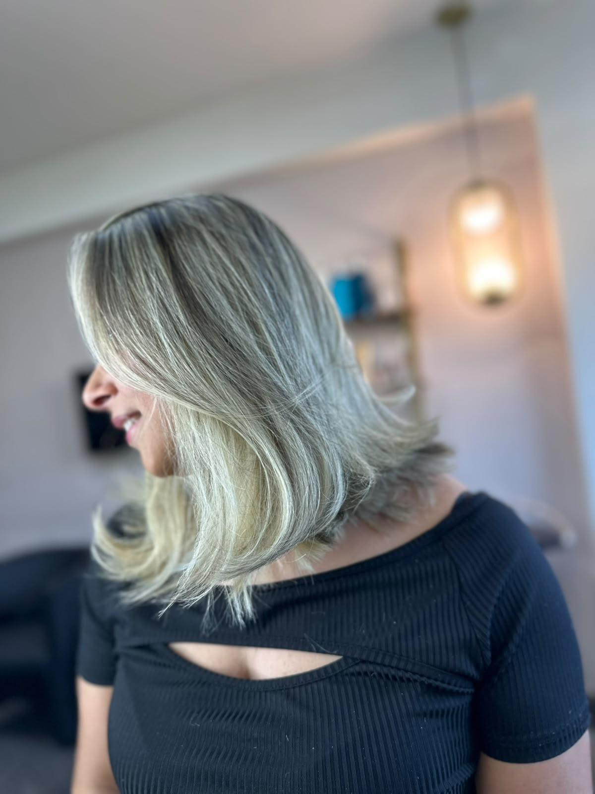 Corte médio com mechas claras e movimento