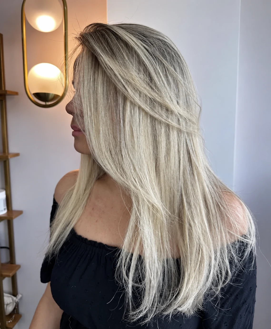 Loiro iluminado em cabelo de comprimento médio