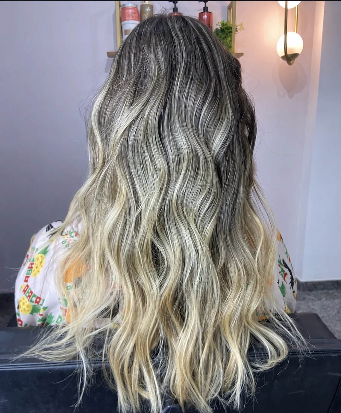 Resultado de mechas em cabelo ondulado realizado no studio